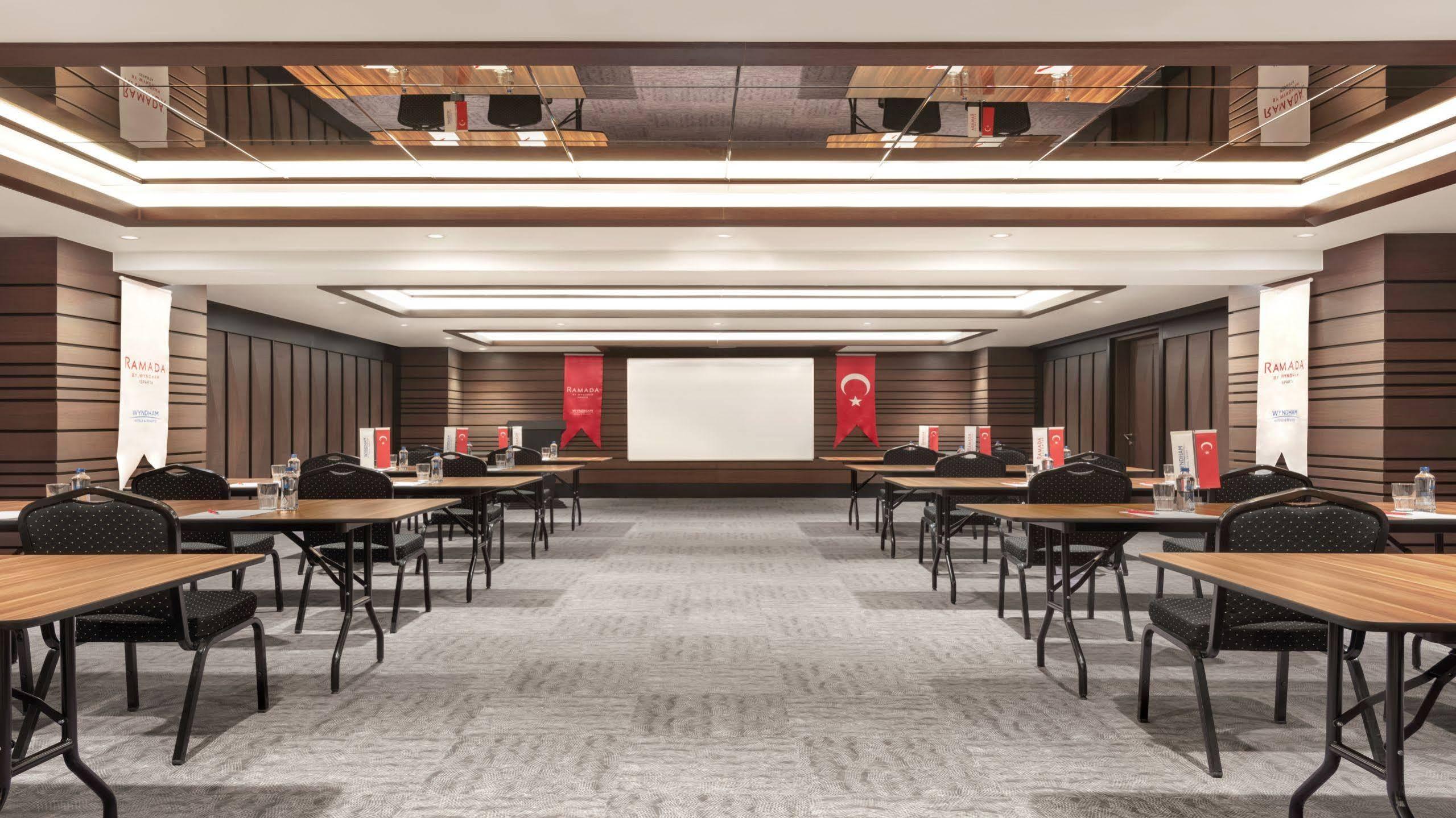 Ramada By Wyndham Isparta Eksteriør billede